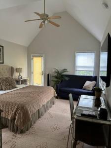 ストーニー・ブルックにあるBeautiful Private Room Near Stony Brook Universityのベッドと青いソファのある寝室
