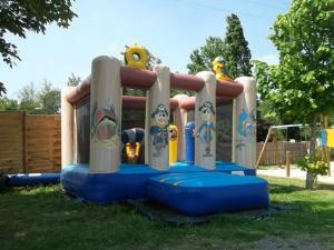 un parque infantil en un patio con en Mobil-home 10 pers, 4 ch, terrasse - Avrillé - API-1-52-568, en Avrillé