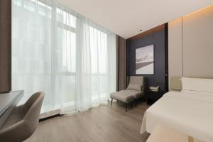 Ένα ή περισσότερα κρεβάτια σε δωμάτιο στο Atour Hotel Hangzhou Xiaoshan Information Port Town