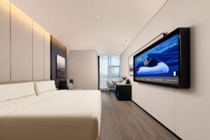 Μια τηλεόραση ή/και κέντρο ψυχαγωγίας στο Atour Hotel Dinghai Ancient City Zhoushan
