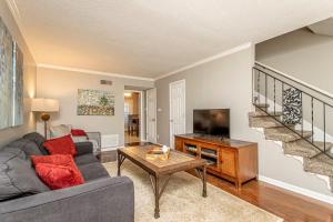 Χώρος καθιστικού στο Cameron House-2 br apt 2 mins Park Plaza Mall-6 mins UALR-7 mins UAMS