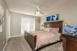 Ένα ή περισσότερα κρεβάτια σε δωμάτιο στο Cameron House-2 br apt 2 mins Park Plaza Mall-6 mins UALR-7 mins UAMS