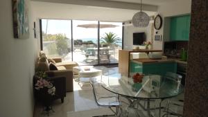 Η κουζίνα ή μικρή κουζίνα στο Fantastic Apartment On The Beach