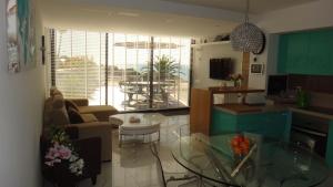 Μια τηλεόραση ή/και κέντρο ψυχαγωγίας στο Fantastic Apartment On The Beach