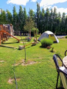 Un camping con tienda de campaña y parque infantil. en Los cardones, en Gobernador Gregores