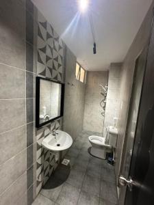 un bagno con lavandino e WC di Adik Aisyah cameron homestay quintet A3-7-7 a Tanah Rata Altre 3 foto