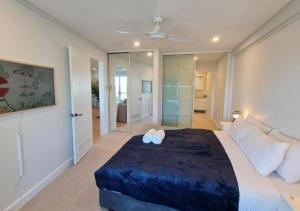 Un pat sau paturi într-o cameră la Scarborough Luxe - Ocean Views - King size Beds +85 fotografii