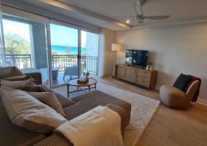 Un televizor și/sau centru de divertisment la Scarborough Luxe - Ocean Views - King size Beds
