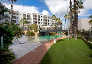 Piscina de la sau aproape de Scarborough Luxe - Ocean Views - King size Beds
