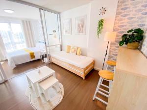 カトゥーにあるLuxury Condo Near Patong Beach & Shopping Mallの小さなリビングルーム(ベッド1台、テーブル付) +12枚の写真