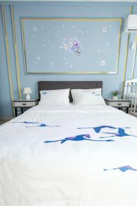 een slaapkamer met een wit bed en een blauwe muur bij Central Lifestyle in Astana
