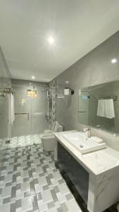 AlfonsoにあるCasa Ceborの洗面台とトイレ付きのバスルーム