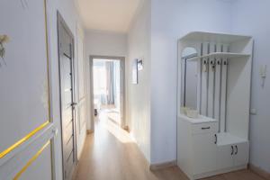 een witte hal met een wastafel en een spiegel bij Central Lifestyle in Astana +40 foto's