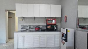 Η κουζίνα ή μικρή κουζίνα στο Froude Apartments