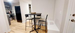 Fotografie z fotogalerie ubytování Little Heaven 2BR southwest Calgary v destinaci Calgary