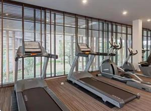 カトゥーにあるLuxury Condo Near Patong Beach & Shopping Mallのジム(トレッドミル2台、エアロバイク2台付)