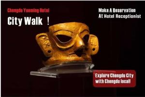 成都市にあるChengdu Yueming Hotel,2-minute walk to Zhongba Subway ,close to Kuanzhai Alley and Chunxi Road,Free laundry, Free coffee, Chengdu food,English communication well,Private travel adviceの展示ケースに展示された金色のマスク