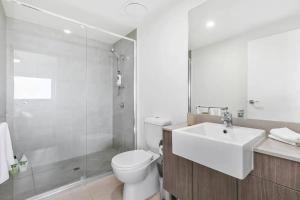 Ένα μπάνιο στο Water View 2BR Apt with Fast WiFi, Pool and Parking +9 φωτογραφίες