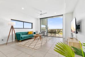 Μια τηλεόραση ή/και κέντρο ψυχαγωγίας στο Water View 2BR Apt with Fast WiFi, Pool and Parking