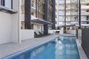 Πισίνα στο ή κοντά στο Water View 2BR Apt with Fast WiFi, Pool and Parking