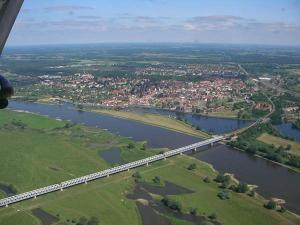 une vue aérienne sur un pont sur une rivière dans l'établissement Ferienwohnung Lilly, à Wittenberge