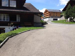 an empty road in front of a house at Studio Sternen in Hasliberg