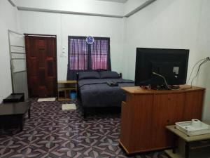 TV a/nebo společenská místnost v ubytování Chainarong Road