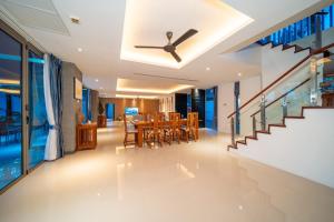 comedor con ventilador de techo y mesa de comedor en Bang Tao 6-bedroom large private pool modern Balinese style leisure holiday villa BBQ family group the park, en Laguna Phuket