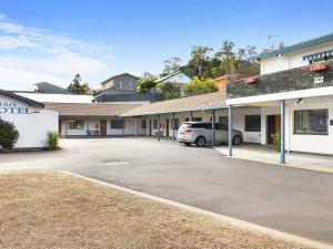 クーマにあるAlkira Motelのモーテル前の駐車場