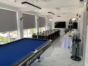 Biliár nebo kulečník v ubytování Cabongaoan Beach Resort