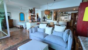 ein Wohnzimmer mit 2 blauen Sofas und einer Küche in der Unterkunft Studio on the beach and beautiful sea view in Puerto Vallarta