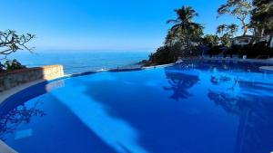 ein Swimmingpool mit Blick auf das Meer in der Unterkunft Studio on the beach and beautiful sea view in Puerto Vallarta
