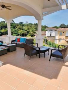 patio con sedie, tavoli e soffitto di Elegante apartamento con Golf, Restaurantes y Spa a ArraijÃ¡n Altre 16 foto