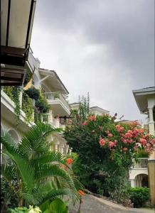 un edificio con fiori e piante ai lati di Elegante apartamento con Golf, Restaurantes y Spa a ArraijÃ¡n