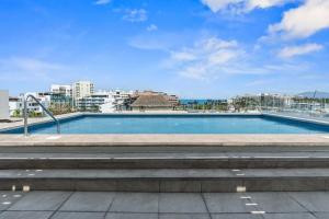 Bazén v ubytování Marina view and 3 min from beach nebo v jeho okolí