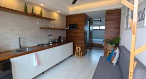 una cucina con un lavello e un piano di lavoro di Cozy studio steps from the beach and downtown a Puerto Vallarta Altre 8 foto