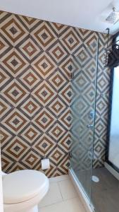 un bagno con doccia e WC di Cozy studio steps from the beach and downtown a Puerto Vallarta