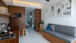 una cucina e un soggiorno con divano in camera di Cozy studio steps from the beach and downtown a Puerto Vallarta