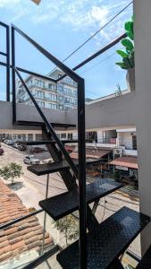 una scala metallica in un edificio accanto a un edificio di Cozy studio steps from the beach and downtown a Puerto Vallarta