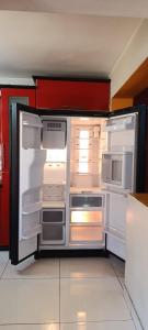 einem leeren Kühlschrank mit offener Tür in der Küche in der Unterkunft depahuarazhermoso in Huaraz