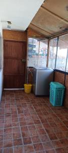 ein Zimmer mit einer Badewanne und einem Korb auf einem Fliesenboden in der Unterkunft depahuarazhermoso in Huaraz + 15 Fotos