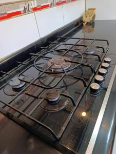 Ein Kochfeld mit einem Haufen Brenner drauf. in der Unterkunft depahuarazhermoso in Huaraz