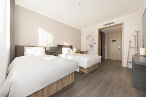 En eller flere senge i et værelse på Hanting Premium Hotel Beijing Lize Business District + 29 billeder