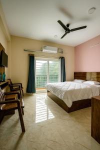 Ένα ή περισσότερα κρεβάτια σε δωμάτιο στο Happy Holiday Inn