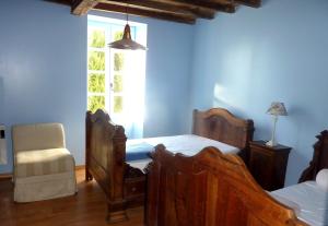 a bedroom with a bed and a window at Gite Rural de Caractere in Guérin