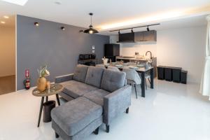 salon z kanapą i stołem w obiekcie Grandioso Okinawa Villa Kin 2 - Vacation STAY 78112v w mieście Yaka
