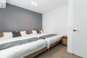 dwa łóżka ustawione obok siebie w sypialni w obiekcie Grandioso Okinawa Villa Kin 2 - Vacation STAY 78112v w mieście Yaka