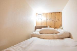 a bedroom with a bed with a pillow on it at Hostel Knot - Vacation STAY 88773v in Izu