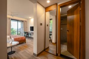 Μια τηλεόραση ή/και κέντρο ψυχαγωγίας στο SaffronStays Terra - 4BR luxury pool villa with elevator, decks & private pool near Candolim and Reis Magos Fort