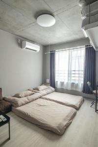 ein Zimmer mit 2 Betten und einem Fenster in der Unterkunft Marvelous Koiwa - Vacation STAY 90666v in Tokio